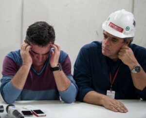 Andrés Sanchez, de cabeça baixa e demonstrando preocupação, ao lado de engenheiro da Odebrecht
