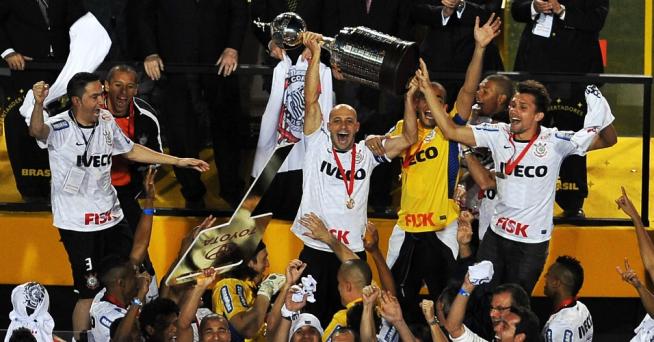 Alessandro levanta a taça da Libertadores da América à frente de seus companheiros do Corinthians e da Fiel Torcida que lotou o Pacaembu em 04 de julho de 2012.